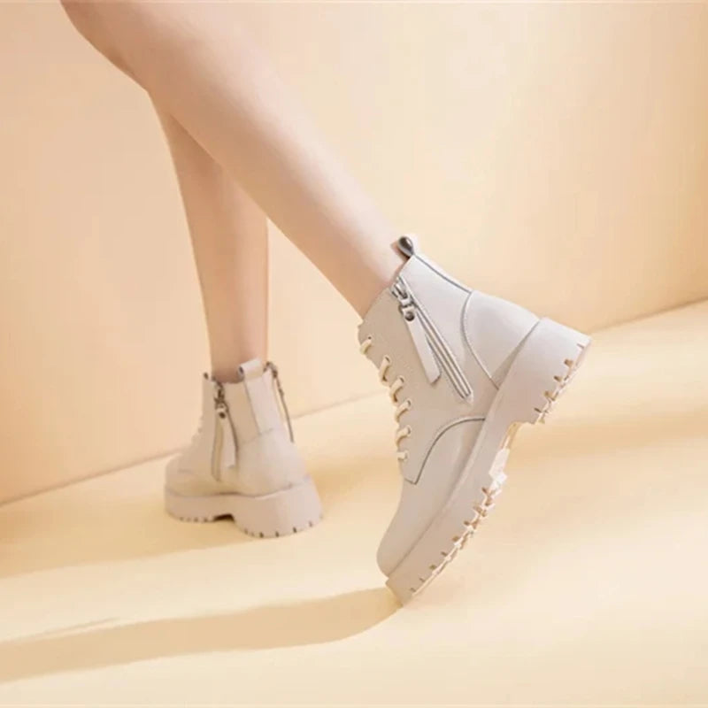 Beige Stiefeletten mit Kunstfell, Schnürung und Reißverschluss, hohe robuste Sohle.