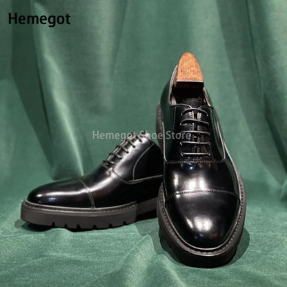 Herren-Schnürschuhe aus schwarzem Leder mit dicker Profilsohle, vorne und seitlich