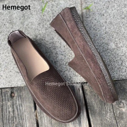 Herren-Slipper aus dunkelbraunem Leder mit Lochmuster am Vorderteil und breitem Ausschnitt.