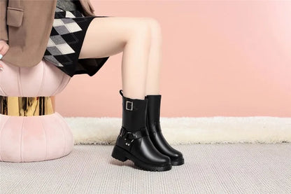 Schwarze Damen-Winterstiefel mit Wollfutter, Schnallen und Profilsohle am Stand.
