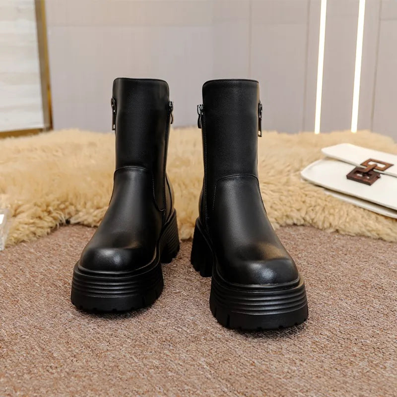 Schwarze Damenstiefelette mit dickem Sohlenprofil und seitlichem Reißverschluss