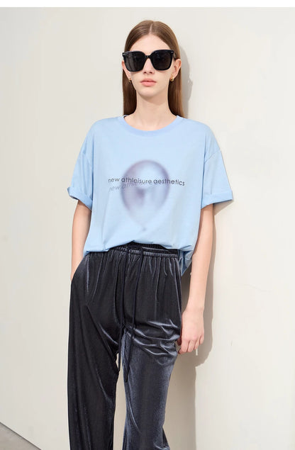 Damen T-Shirt im minimalistischen Stil mit gedrucktem Design und lässigen Ärmeln