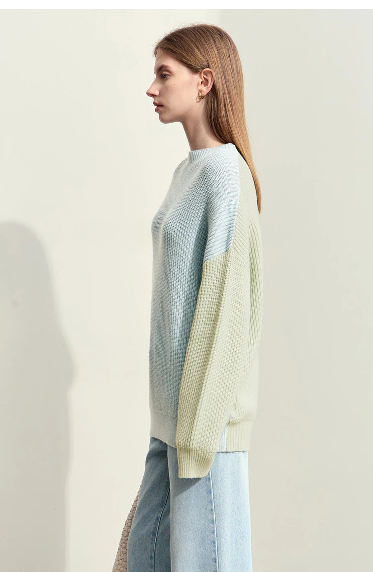 Damen-Rollkragenpullover mit Patchwork: hellblau-grauer Körper und cremefarbener Seiten-Block