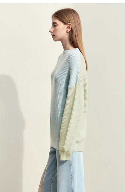 Damen-Rollkragenpullover mit Patchwork: hellblau-grauer Körper und cremefarbener Seiten-Block