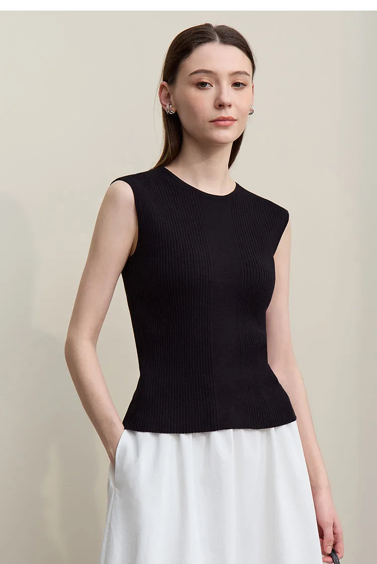 Schwarzer ärmelloser Strickpullover mit V-Ausschnitt und feinem Rippenmuster