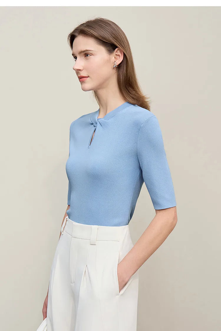 Damen-Stricktop Hellblau, Halbarm, Schleife am Ausschnitt, Seitenansicht