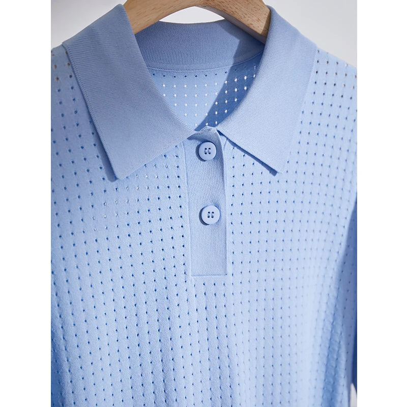 Detail: hellblaues Damen-Poloshirt mit Knopfleiste und feinem Punktmuster im Strick.