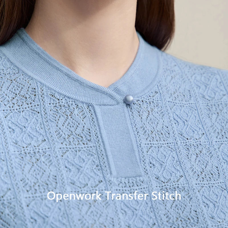 Hellblauer Strickpullover am Ausschnitt mit Knopf und Lochmuster-Struktur