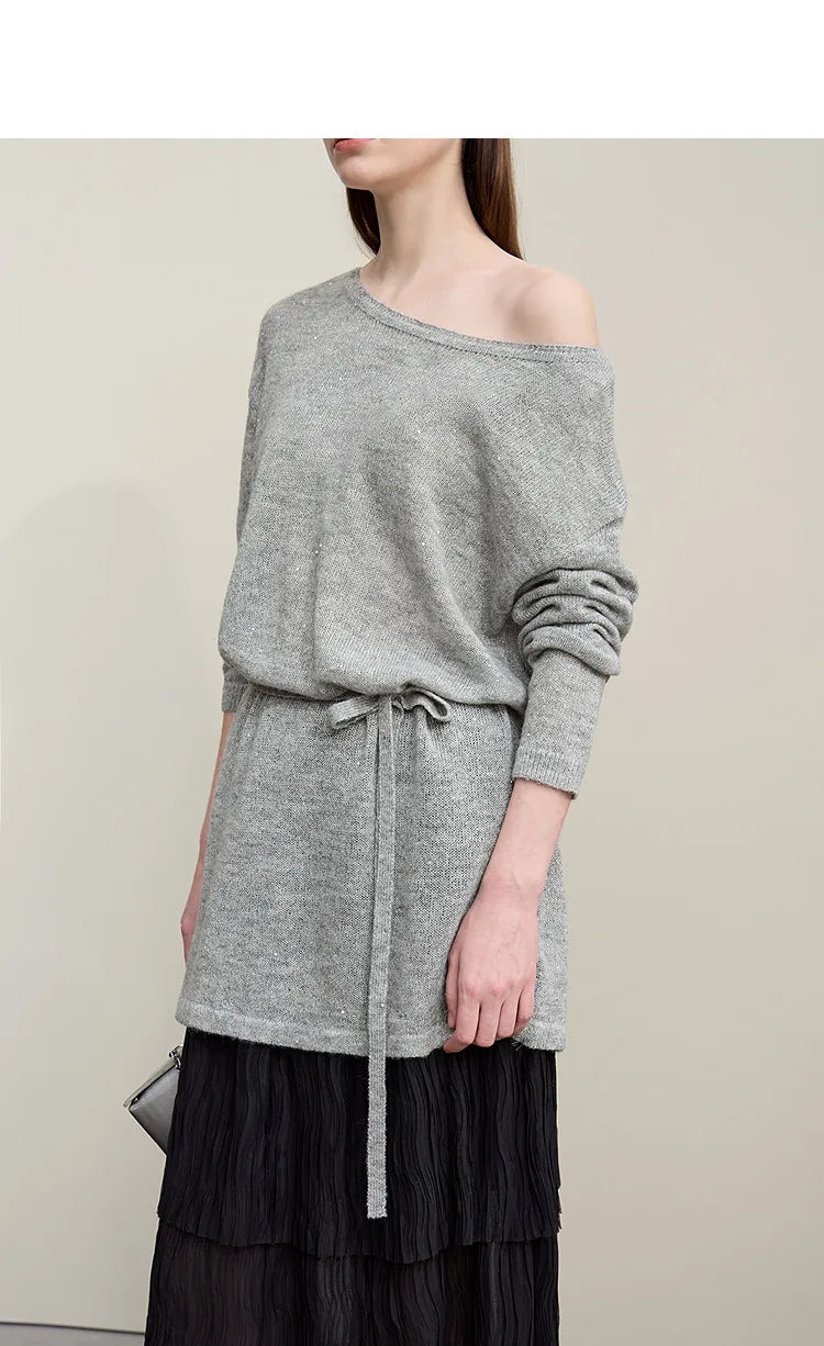 Hellgrauer Strickpullover mit schulterfreiem Ausschnitt und Bindeband am Saum
