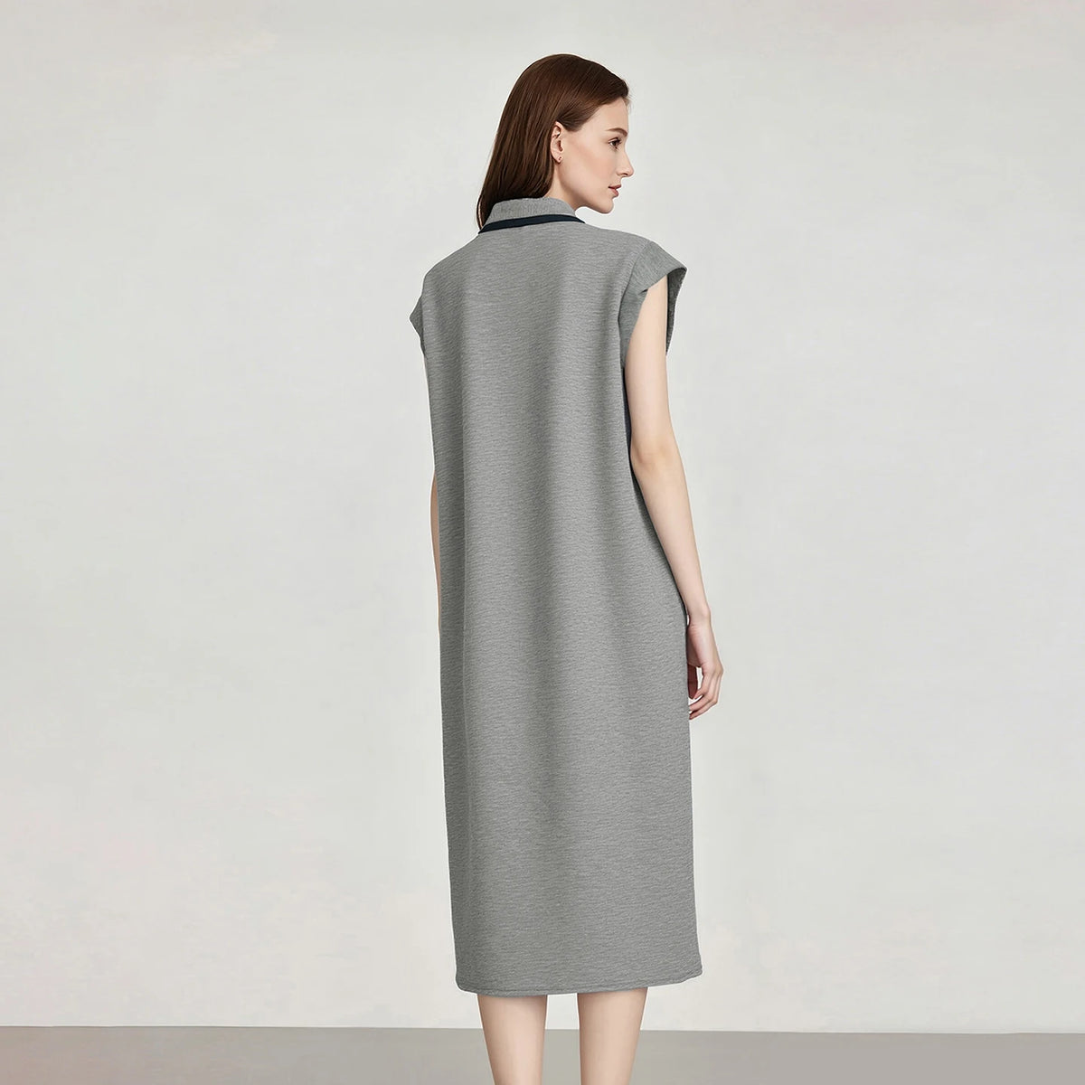 Midi-Strickkleid hellgrau mit Kragen und kurzen Kap-Ärmeln, Rückansicht