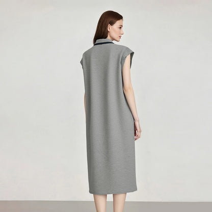 Midi-Strickkleid hellgrau mit Kragen und kurzen Kap-Ärmeln, Rückansicht