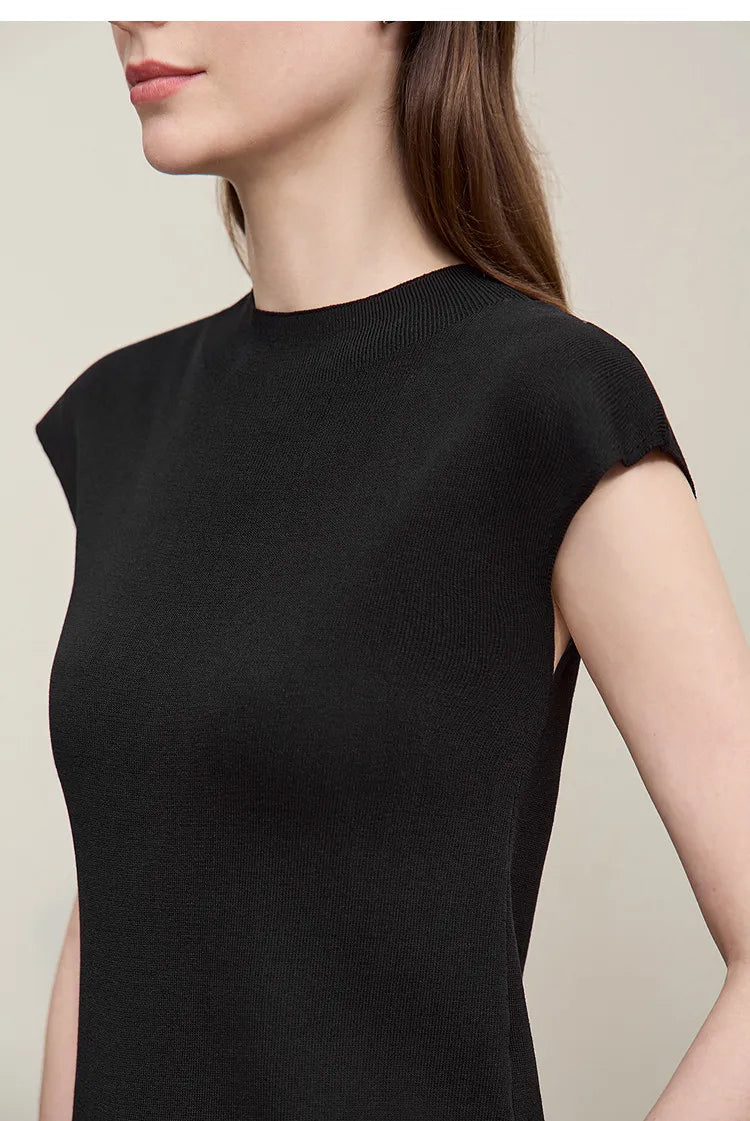 Schwarzes Stricktop mit hohem Ausschnitt (Mock Neck) und kurzem Ärmel, glatt gestrickt
