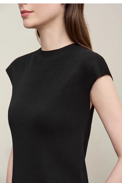 Schwarzes Stricktop mit hohem Ausschnitt (Mock Neck) und kurzem Ärmel, glatt gestrickt