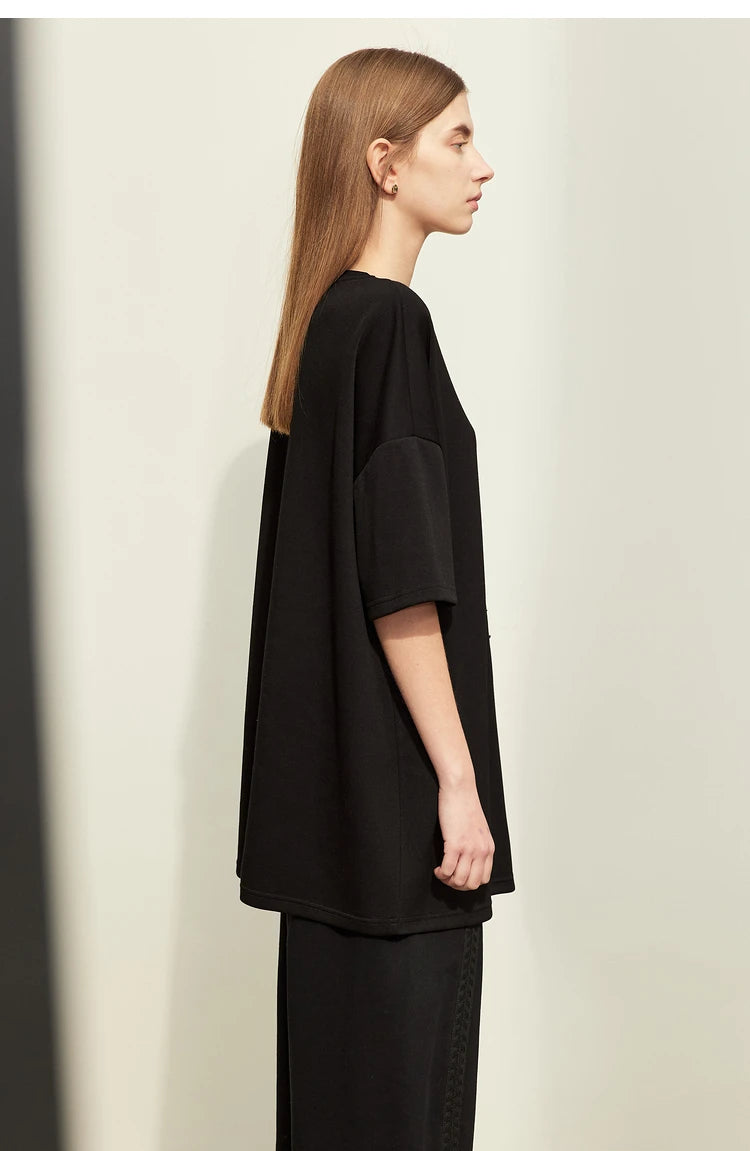 Damen T-Shirts im minimalistischen Stil mit Stickerei und O-Ausschnitt