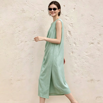 Ärmelloses Jacquard-Damenkleid mit Drapierung, mintgrün, Midi-Länge, seitliche Ansicht.