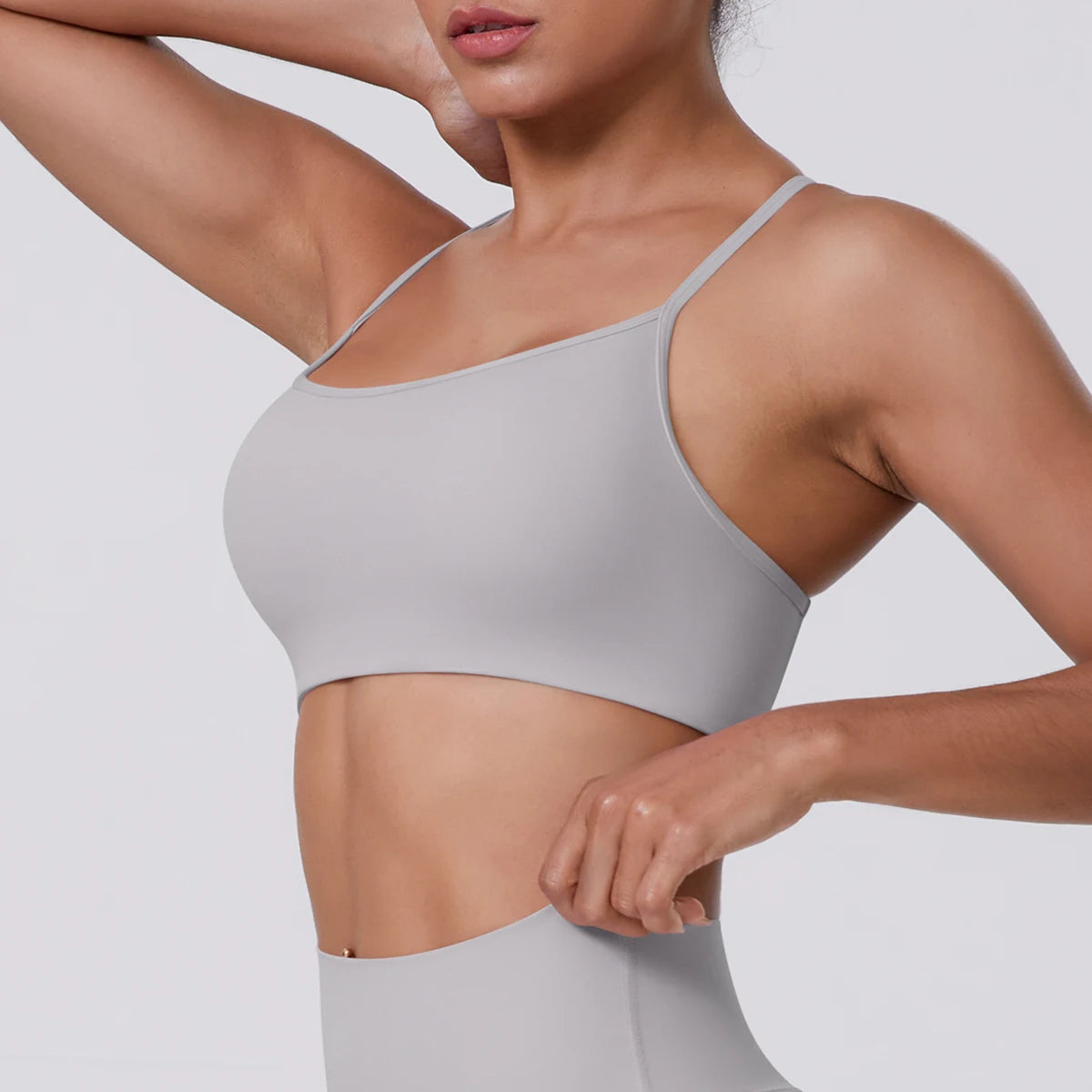 Hellgraues Sport-Crop-Top mit schmalen Trägern und runder Aussparung vorne
