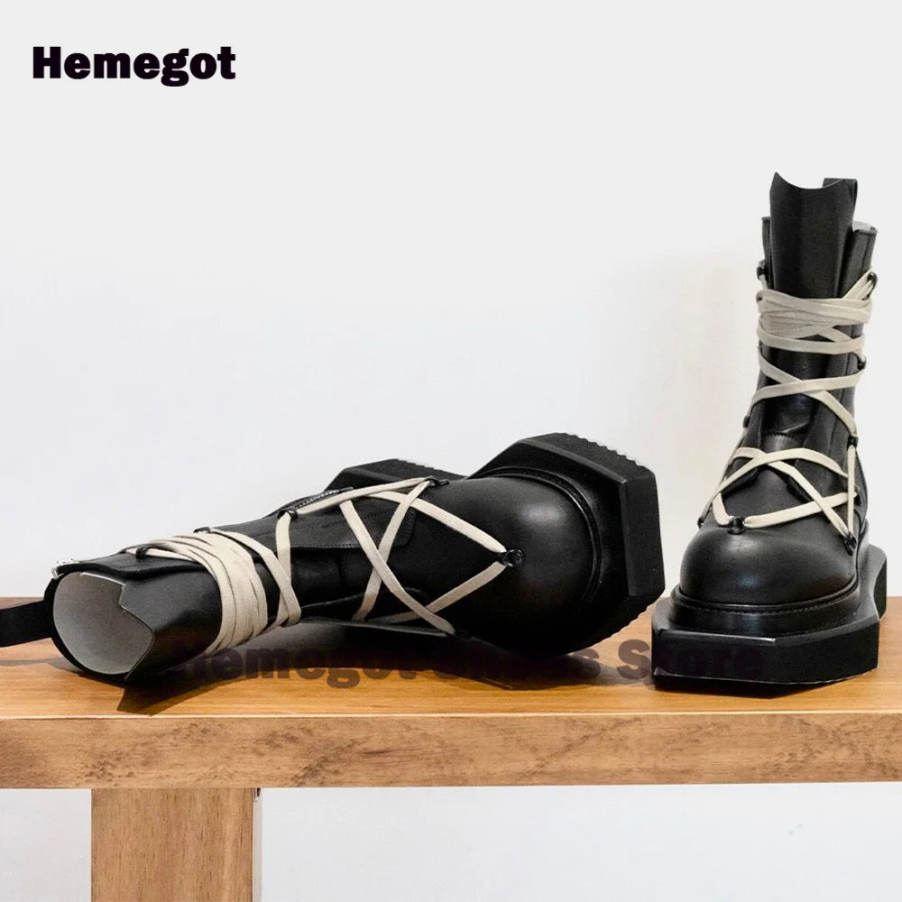 Liegendes Paar Herren-Schnürstiefeletten, hoher Schaft, runde Kappe, dicke Sohle, schwarze Optik
