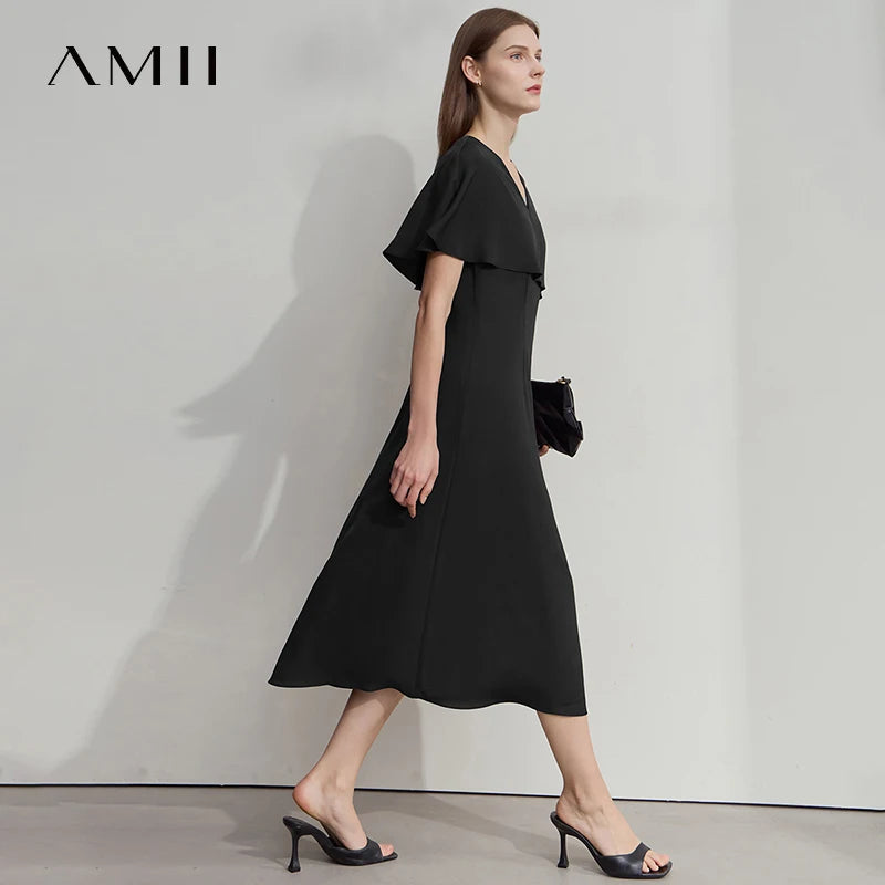 Asymmetrisches Sommerkleid in Schwarz, seitlicher Blick mit Cape-Ärmeln und Midi-Länge.