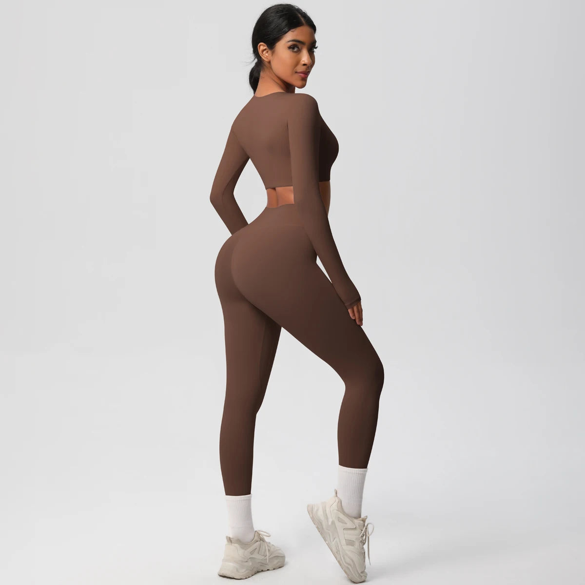 Rückenansicht Yoga-Set: langes Crop-Top und Leggings, braun