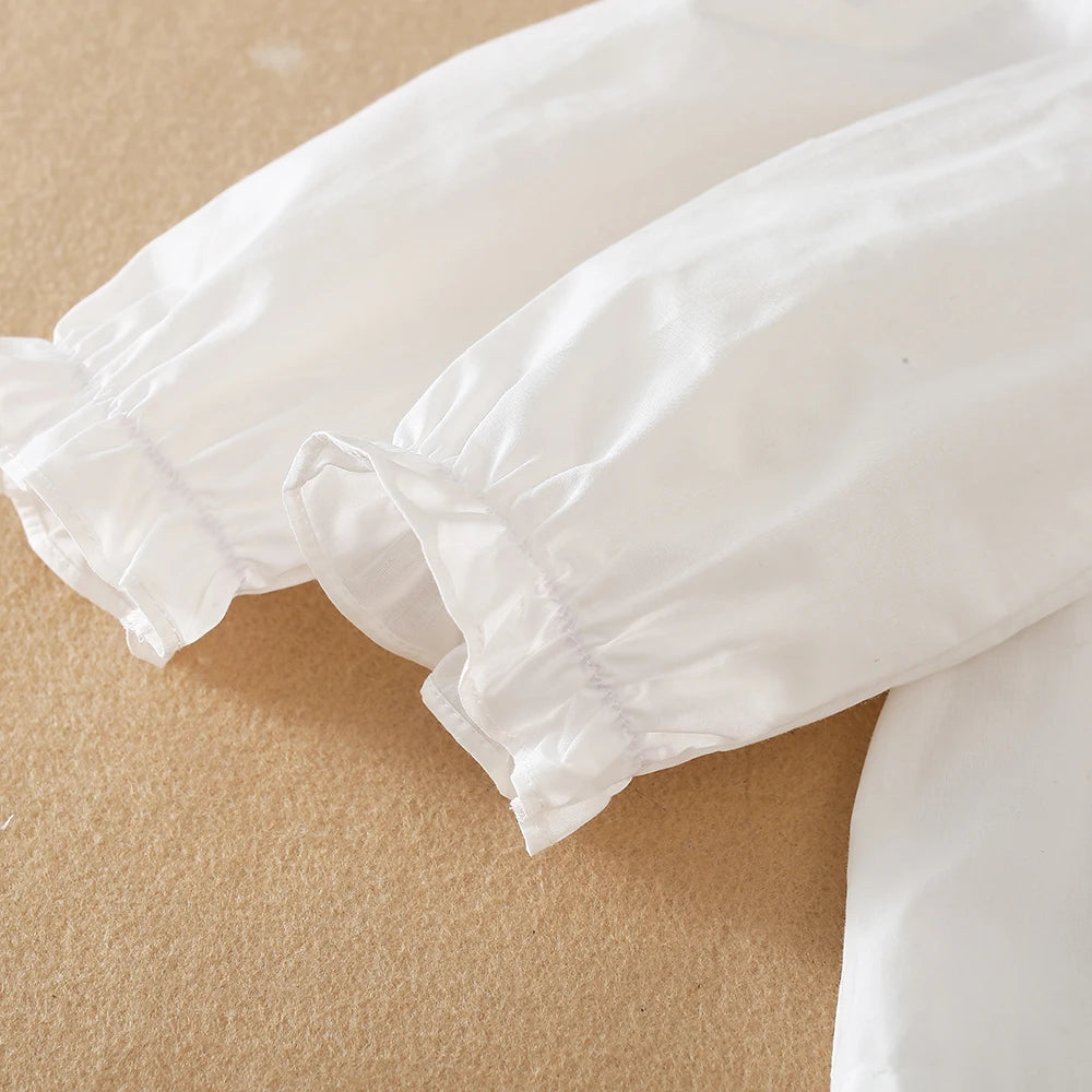 Langarm-Oberteil aus Baumwolle für Mädchen im Alter von 2–6 Jahren. Hübsche Kinderkleidung mit Rüschenkragen und lässigem Stil