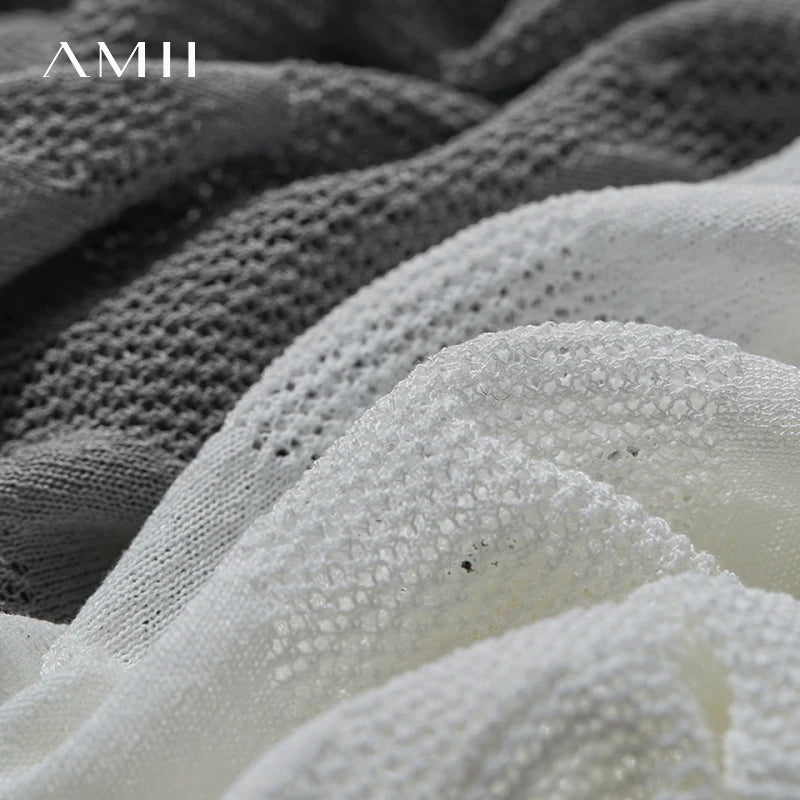 Nahaufnahme Strickstoff: grauer Pullover mit feinem Ajour- und Maschenmuster.