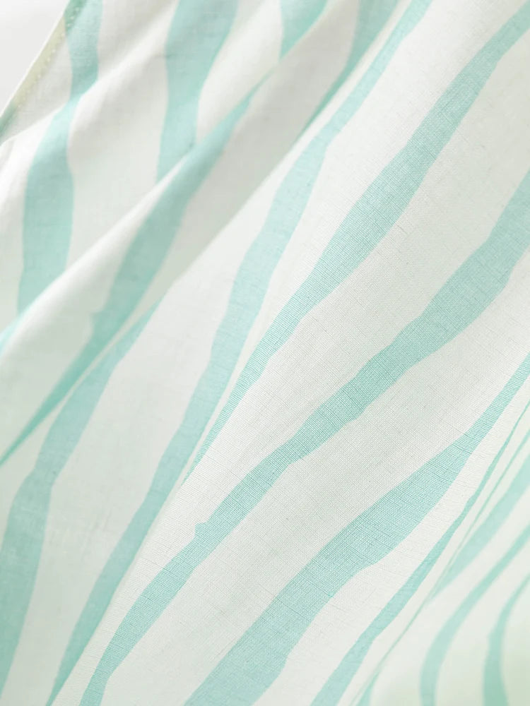 Kühlendes und antibakterielles Lyocell-T-Shirt in Übergröße mit schulterbetonendem Design und figurformendem Druckmuster.