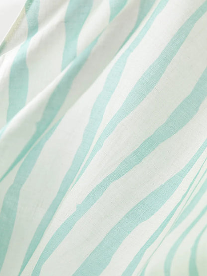 Kühlendes und antibakterielles Lyocell-T-Shirt in Übergröße mit schulterbetonendem Design und figurformendem Druckmuster.