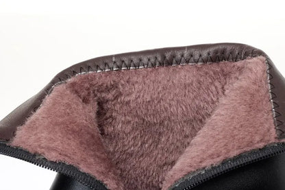 Nahaufnahme: Braunes Wollfutter und schwarze Außenfläche einer Winterstiefelette