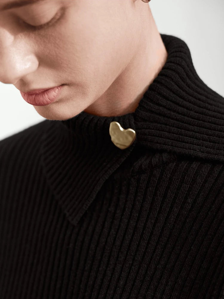 Schwarzer Damen-Pullover im Rippenstrick, hoher Kragen, Herz-Metallknopf sichtbar