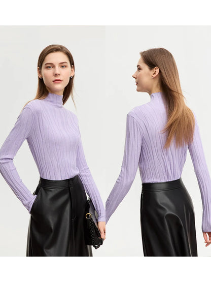 Lila Strickpullover mit Stehkragen und Zopfmuster, langarmig am Modell