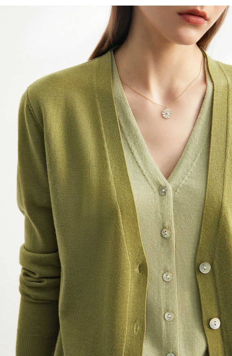 Wolljacke mit V-Ausschnitt und Knöpfen, olivgrüne Strickoptik, Detailansicht