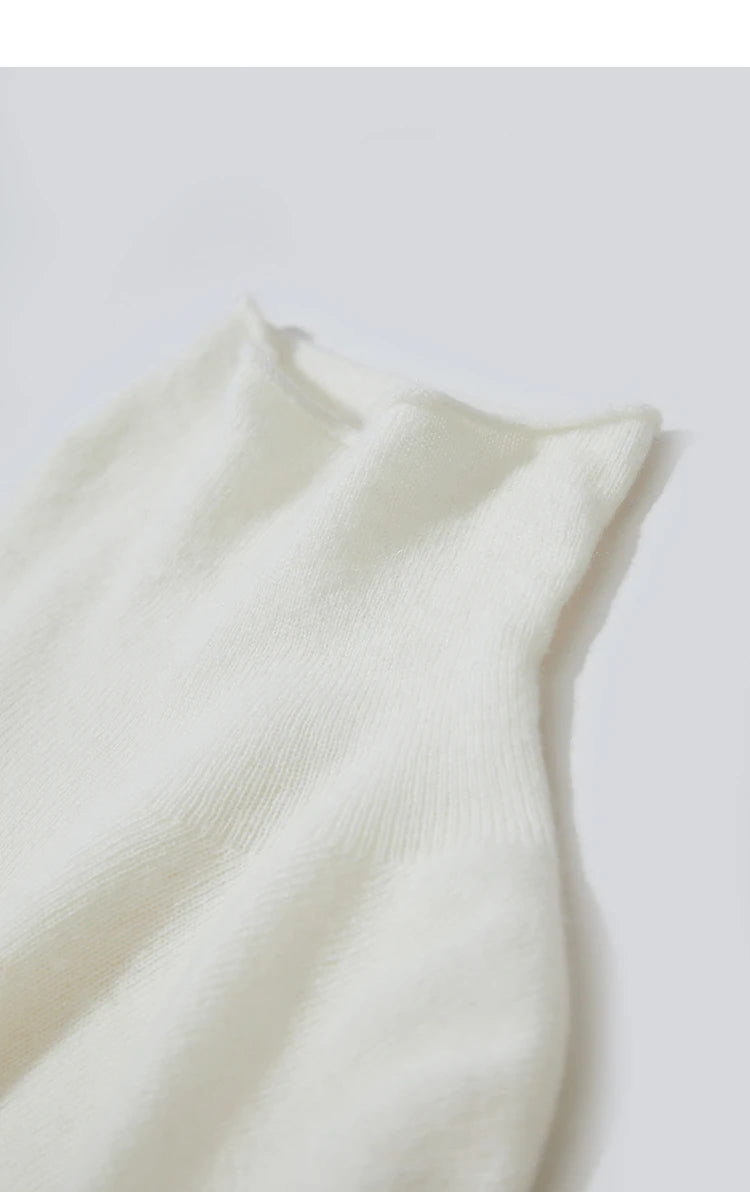 Weißer Strickpullover mit Rundhalsausschnitt, feiner Strickoptik und geripptem Kragen