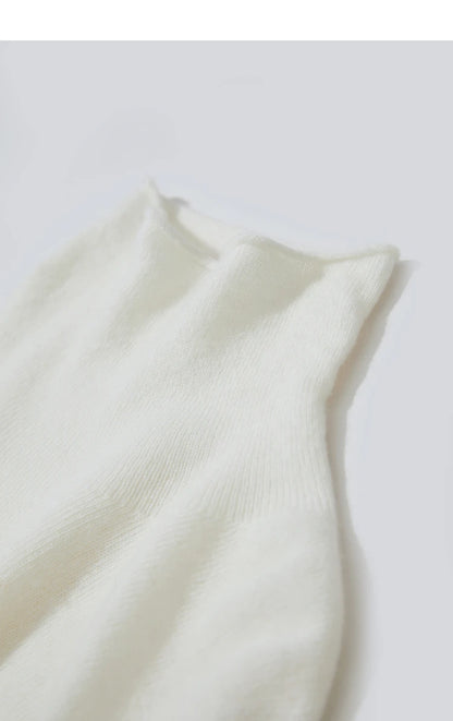 Weißer Strickpullover mit Rundhalsausschnitt, feiner Strickoptik und geripptem Kragen