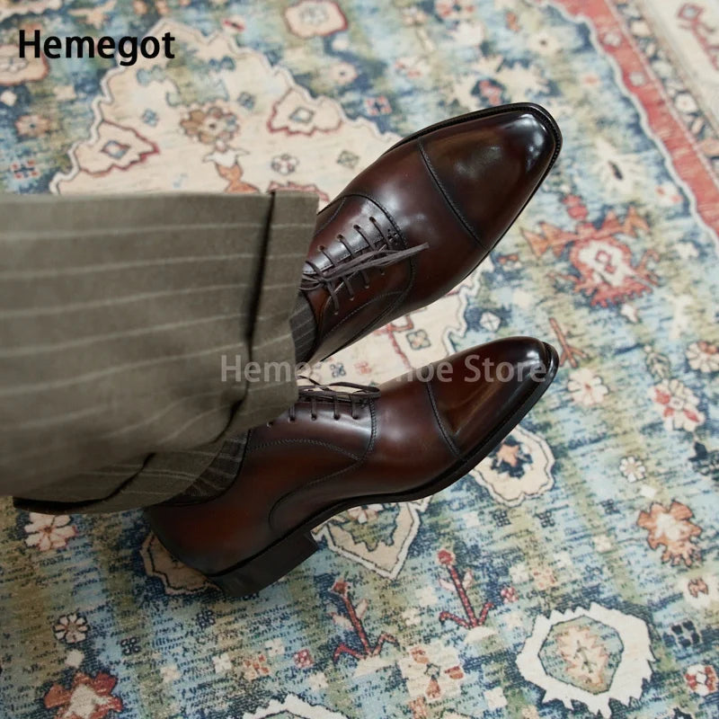 Braune Lederschnürschuhe mit spitzer Kappe und dezenter Brogue-Verzierung