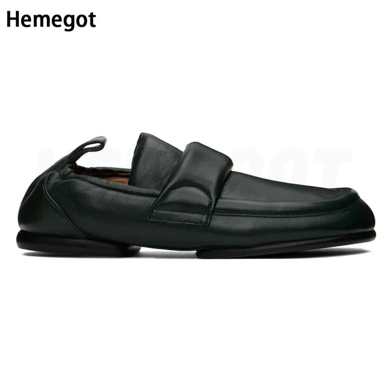 Herren-Loafer aus dunklem Leder, seitliche Ansicht, breiter Krawattenausschnitt und Slip-On