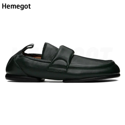 Herren-Loafer aus dunklem Leder, seitliche Ansicht, breiter Krawattenausschnitt und Slip-On