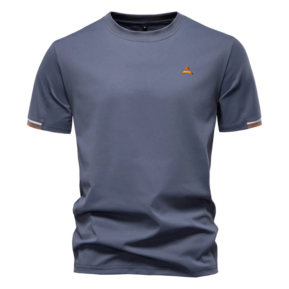 Dunkelblaues Herren-T-Shirt mit Rundhalsausschnitt und orangefarbenem Logo vorne