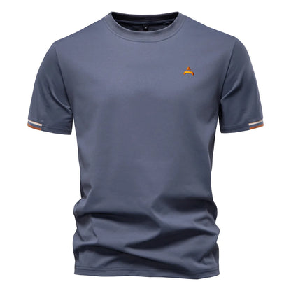 Dunkelblaues Herren-T-Shirt mit Rundhalsausschnitt und orangefarbenem Logo vorne