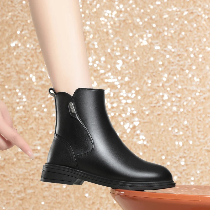 Schwarzer Stiefel mit seitlicher Lasche am Schaft und robustem Absatz