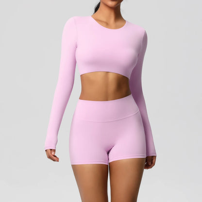 Sport-Set Hellrosa: langarm Croptop und kurze Funktions-Shorts