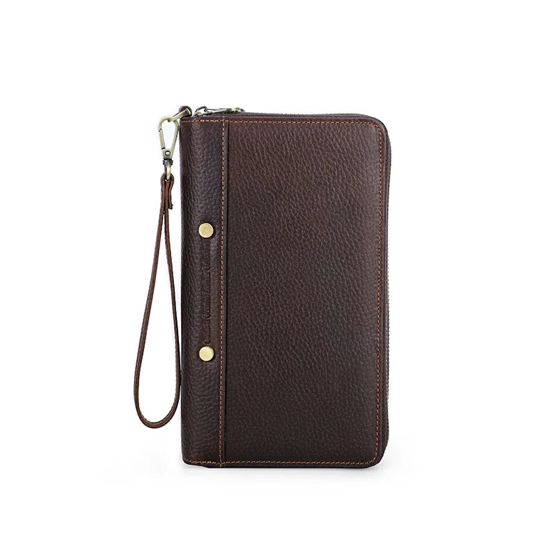 Dunkelbraune Echtleder-Clutch mit Handgelenksriemen, Druckknöpfen und Reißverschluss.