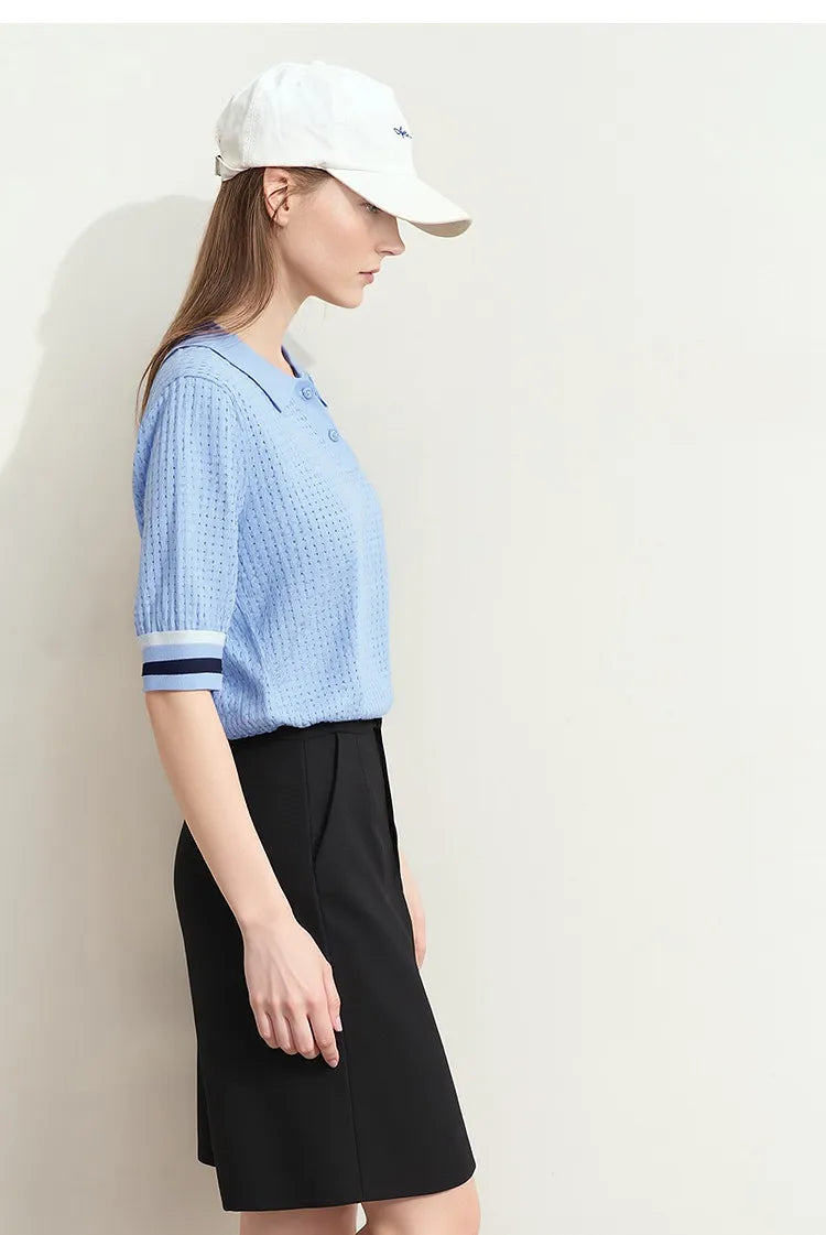 Damen-Poloshirt, hellblau; Seitenansicht mit Kragen und kurzen Ärmeln