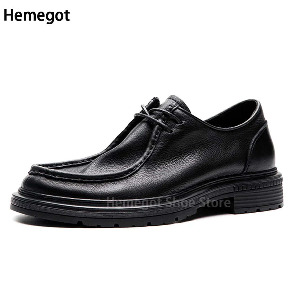 Herren-Schnürschuh aus schwarzem Leder mit gerundeter Kappe, Schnürsenkeln und Profilsohle