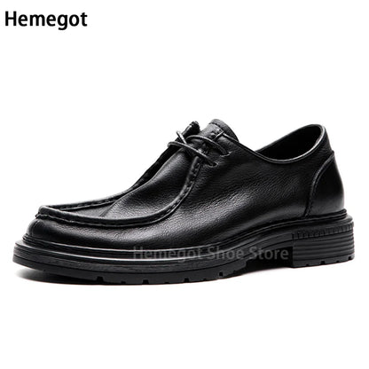 Herren-Schnürschuh aus schwarzem Leder mit gerundeter Kappe, Schnürsenkeln und Profilsohle