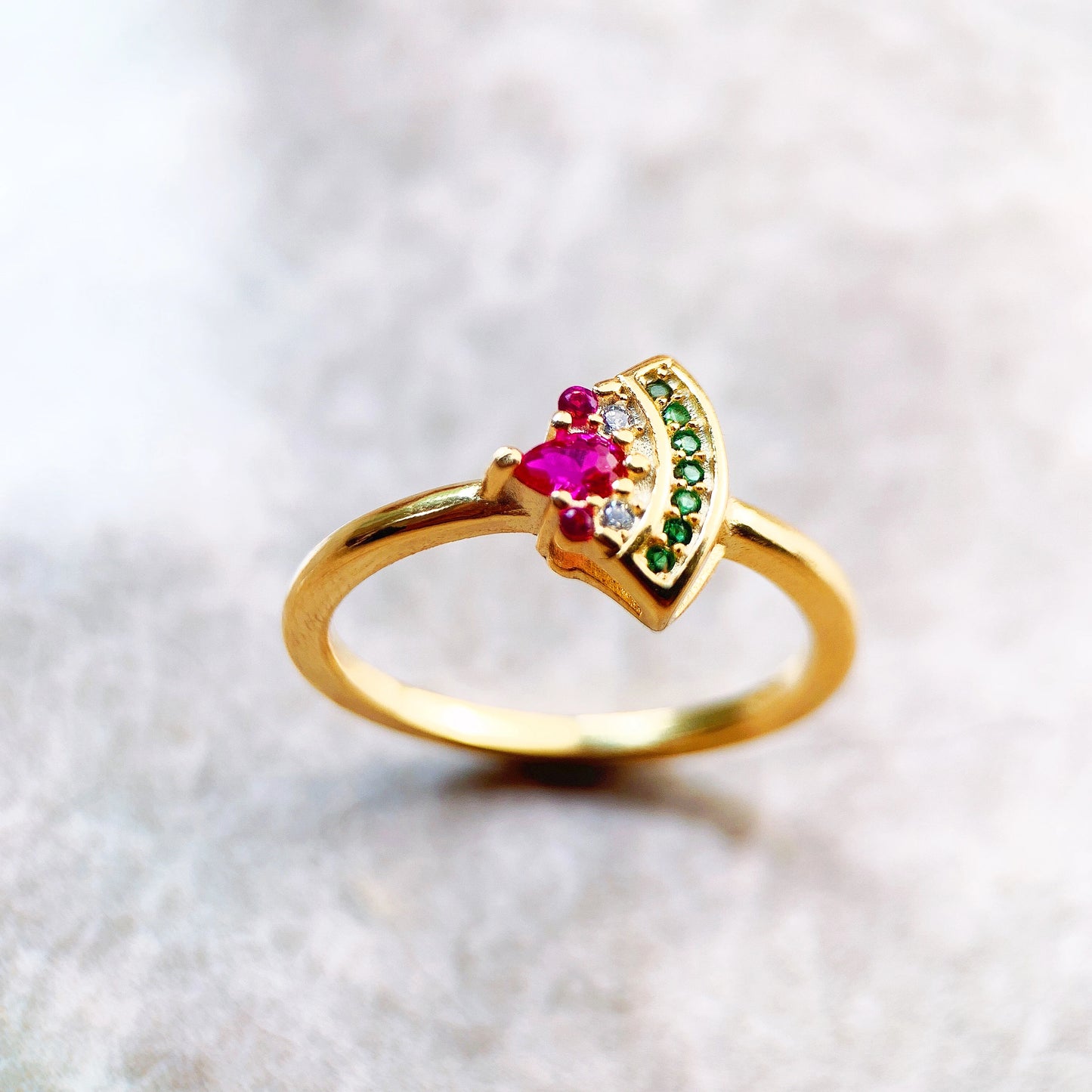 Goldfarbener Ring aus 925er Sterlingsilber mit pinkem Stein und grüner Zackenfassung