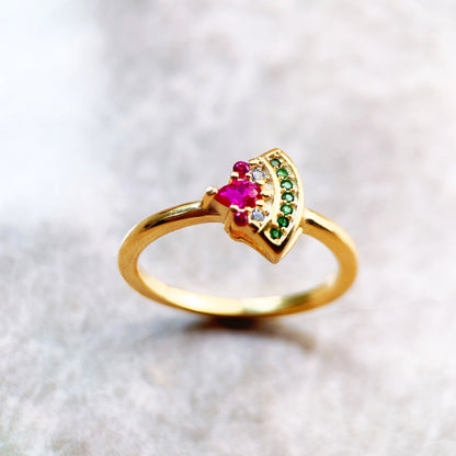 Goldfarbener Ring aus 925er Sterlingsilber mit pinkem Stein und grüner Zackenfassung