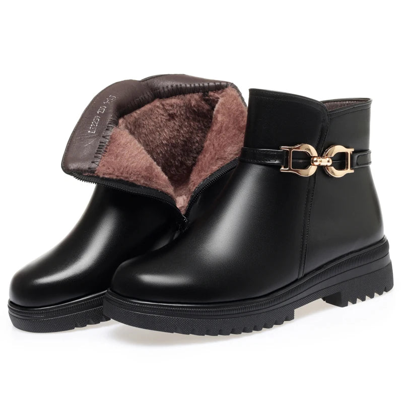 Winterstiefel mit schwarzem Obermaterial und warmem braunem Fellfutter am Schaft