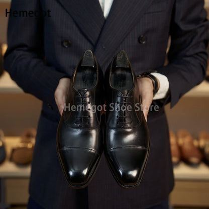 Schwarze Lederschnürschuhe mit eleganter Kappenspitze und Brogue-Details