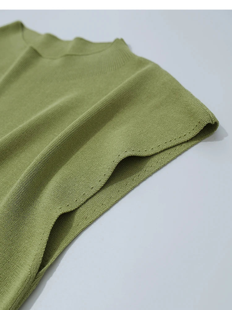 Damen-Stricktop, grün: Rollkragen und asymmetrischer Saum mit Nahtdetail