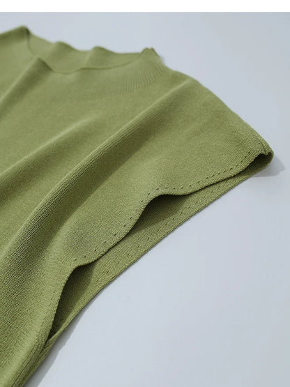 Damen-Stricktop, grün: Rollkragen und asymmetrischer Saum mit Nahtdetail